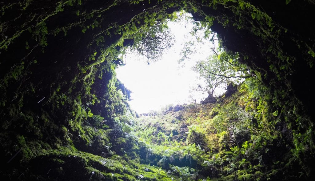 A l&rsquo;aventure dans un volcan des Açores, découvrez Algar do Carvao sur Terceira