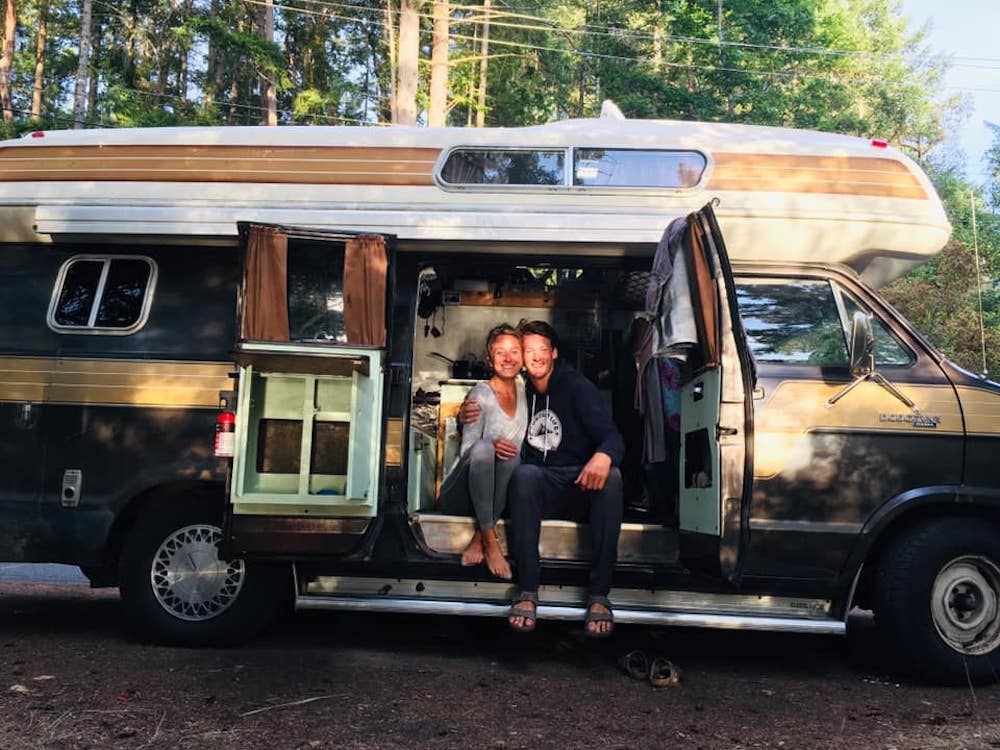 Claire et Brock dans le camping-car