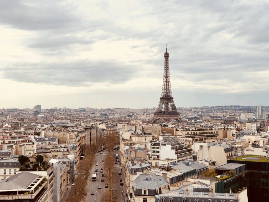 Combien de temps faut-il pour faire le trajet en train entre Paris et Marseille ?