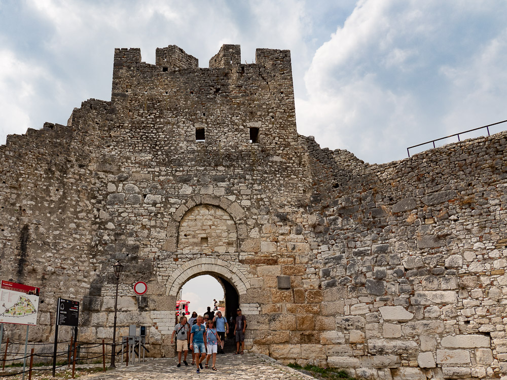 Faire à l'entrée de la citadelle de Berat