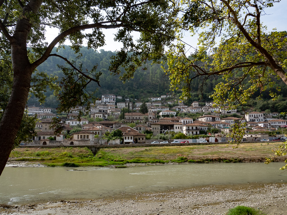 Faire à Berat le long de la rivière