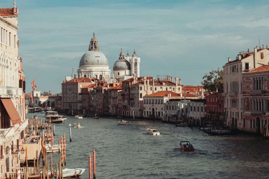 découvrez nos offres exclusives pour voyager en italie avec notre agence de voyages. réservez dès maintenant votre séjour en italie et vivez une expérience inoubliable.