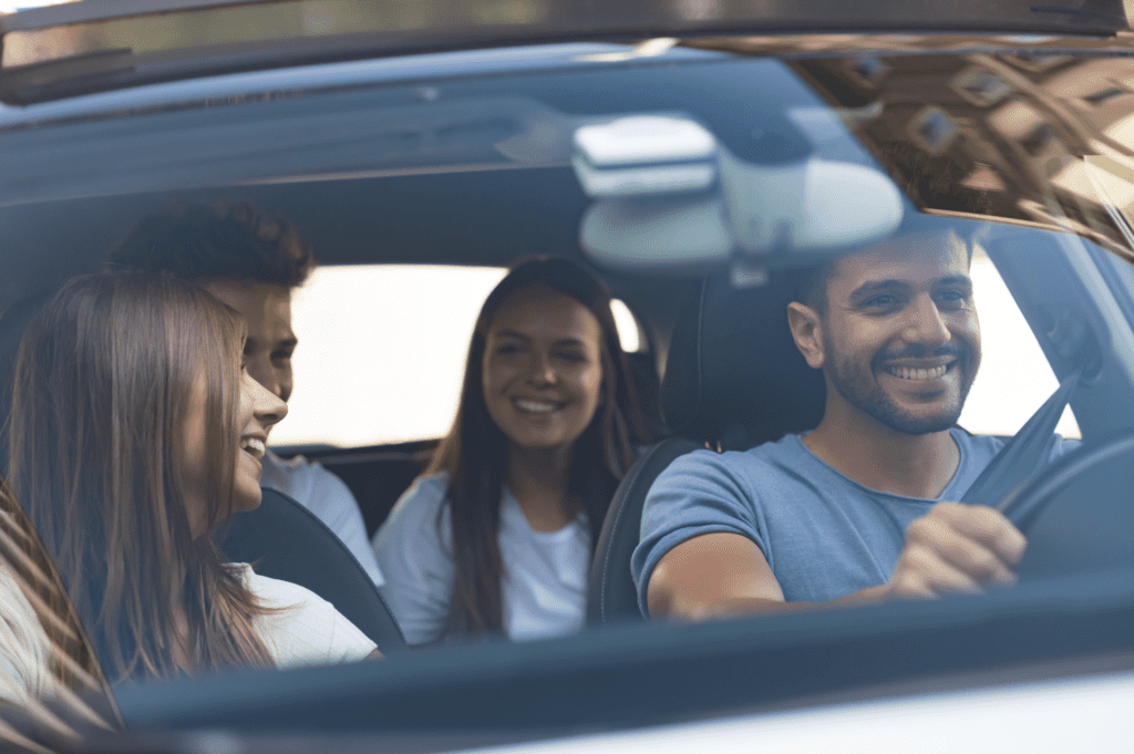 jeunes gens souriants en voiture assurance