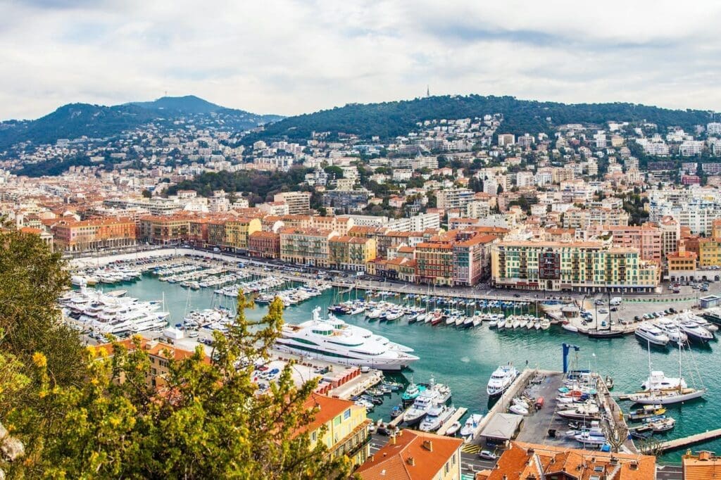C&rsquo;est ce que vous voulez faire le soir à Nice : Des bars sur les toits aux bars à cocktails !