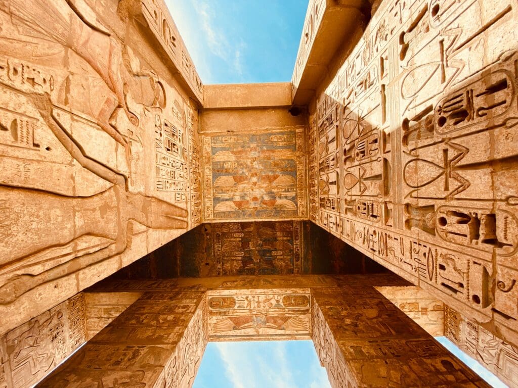 découvrez l'égypte et son riche héritage historique, ses pyramides emblématiques, ses pharaons légendaires et son art antique fascinant.
