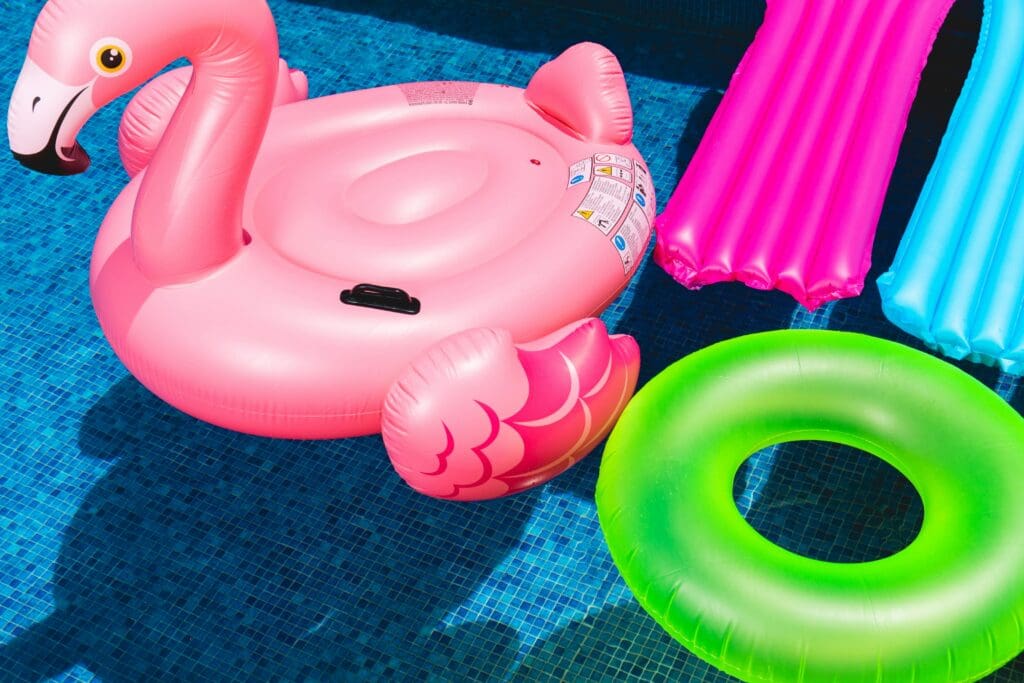 Plage de piscine en résine : que pensent les utilisateurs ?