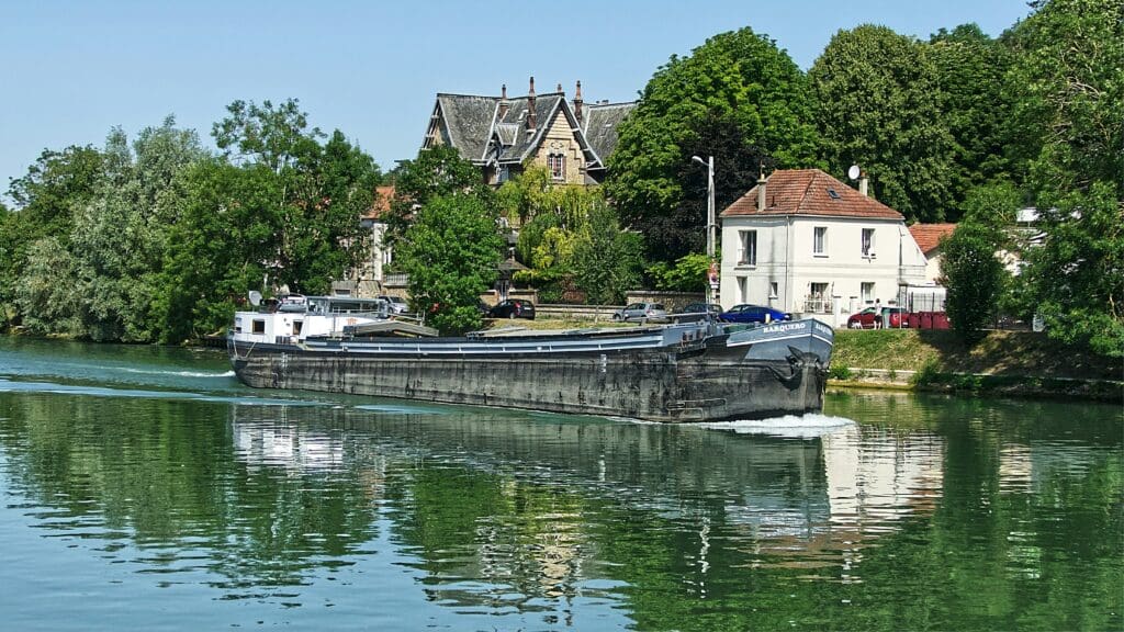 Pourquoi opter pour un dîner sur un bateau mouche à Paris ?