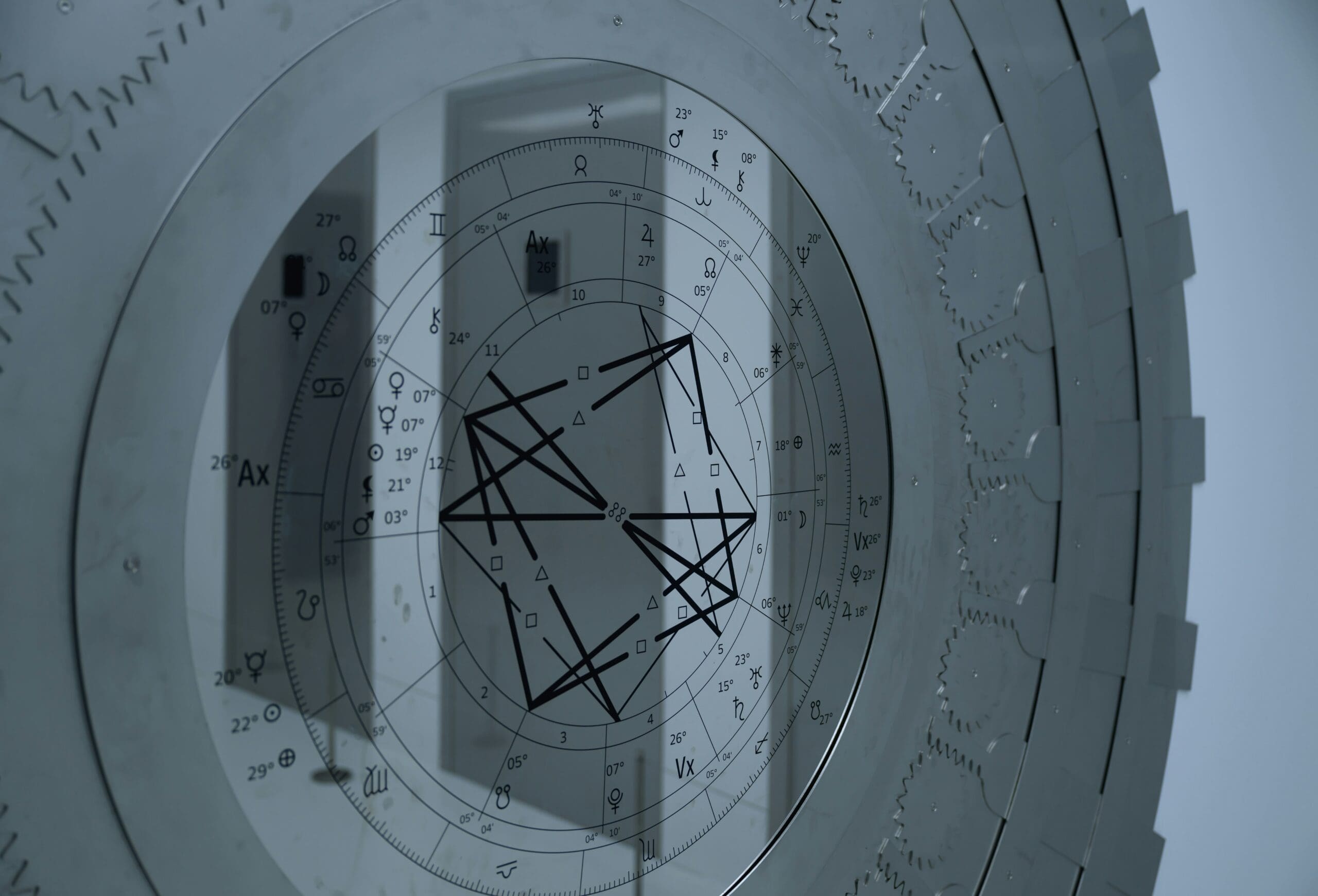 découvrez tout sur l'astrolabe, un ancien instrument de navigation utilisé pour mesurer la latitude et prédire les positions des étoiles, maintenant aussi un symbole de la découverte et exploration.