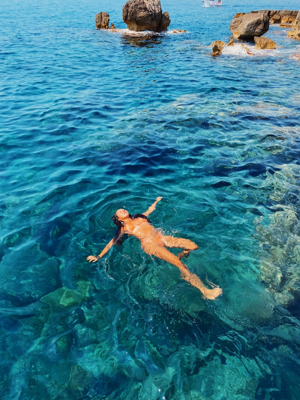 Nager dans la mer en Croatie