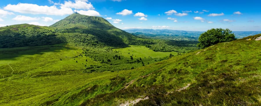 découvrez toutes les informations sur l'aéroport de clermont-ferrand en 2025 : vols, destinations, accès, services et actualités pour préparer votre voyage en toute sérénité.