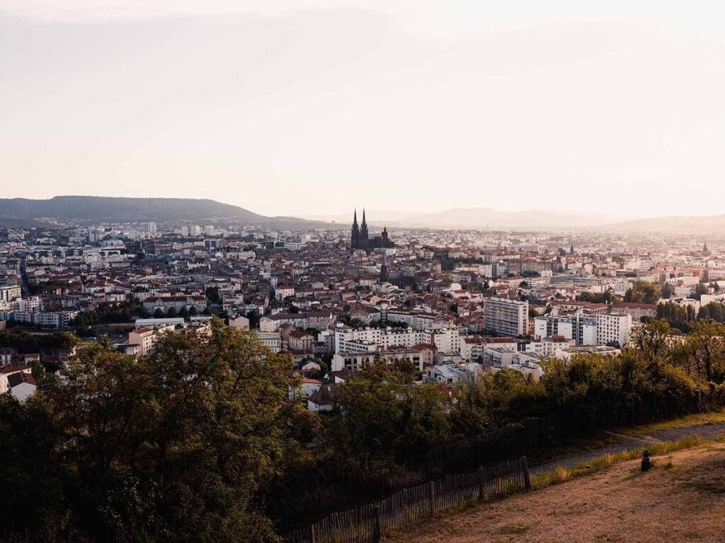 Aéroport Clermont-Ferrand Auvergne : Guide pratique pour voyager en 2025.