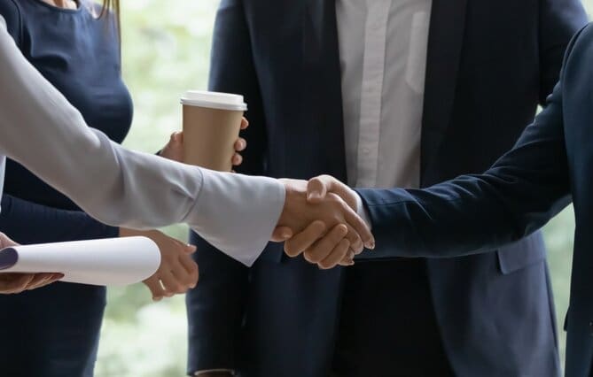 découvrez l'art de se connecter lors d'un apéro networking convivial, idéal pour élargir votre réseau professionnel en toute simplicité.