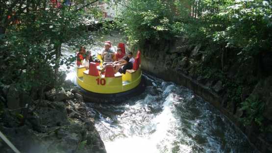 découvrez des aventures inoubliables au parc le pal, un parc d'attractions et animalier alliant sensations fortes et découvertes nature pour toute la famille.