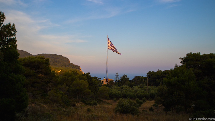 points de repère sur le drapeau grec de zakynthos au coucher du soleil
