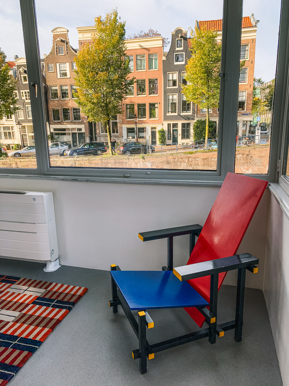 Dormir dans une maison de gardien de pont à Amsterdam dans le style Rietveld