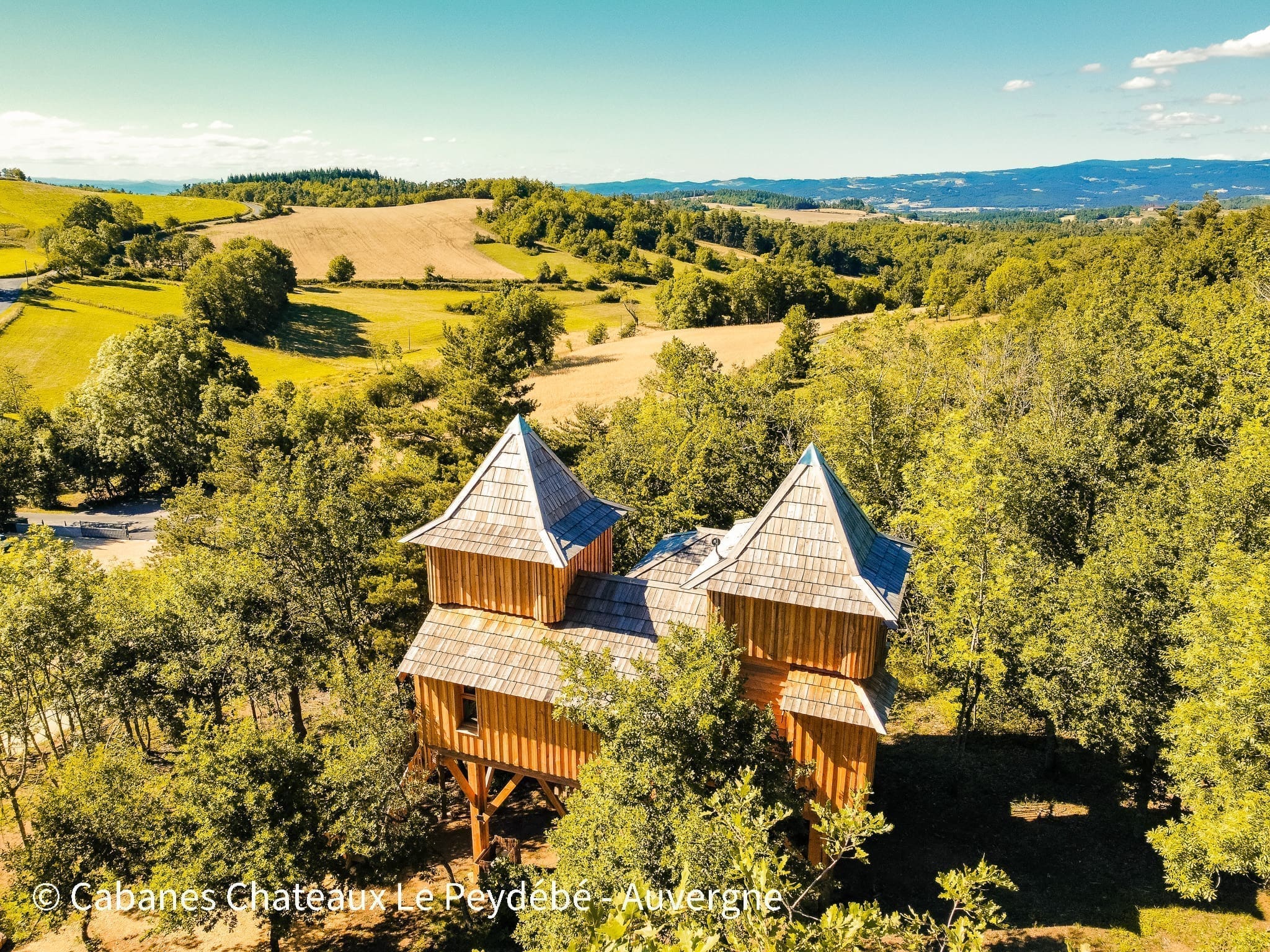 découvrez une cabane en pleine nature en auvergne, un refuge idéal pour échapper à la vie urbaine. profitez de paysages époustouflants, d'activités en plein air et d'un séjour ressourçant au cœur des montagnes auvergnates.