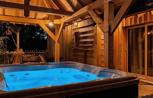 découvrez notre cabane en auvergne, un havre de paix niché au cœur de la nature. profitez d'un séjour unique au milieu des paysages magnifiques, idéal pour se ressourcer et vivre une expérience authentique.