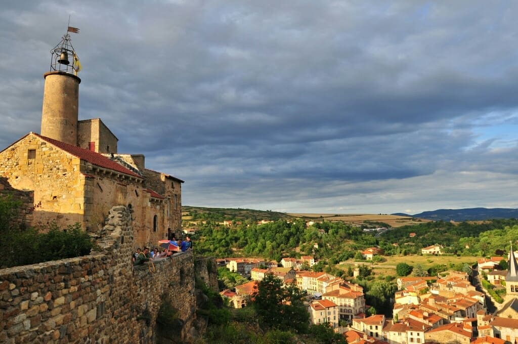 découvrez l'histoire fascinante de champeix, un village pittoresque riche en patrimoine, et laissez-vous envoûter par ses paysages magnifiques qui mêlent nature verdoyante et charme architectural.