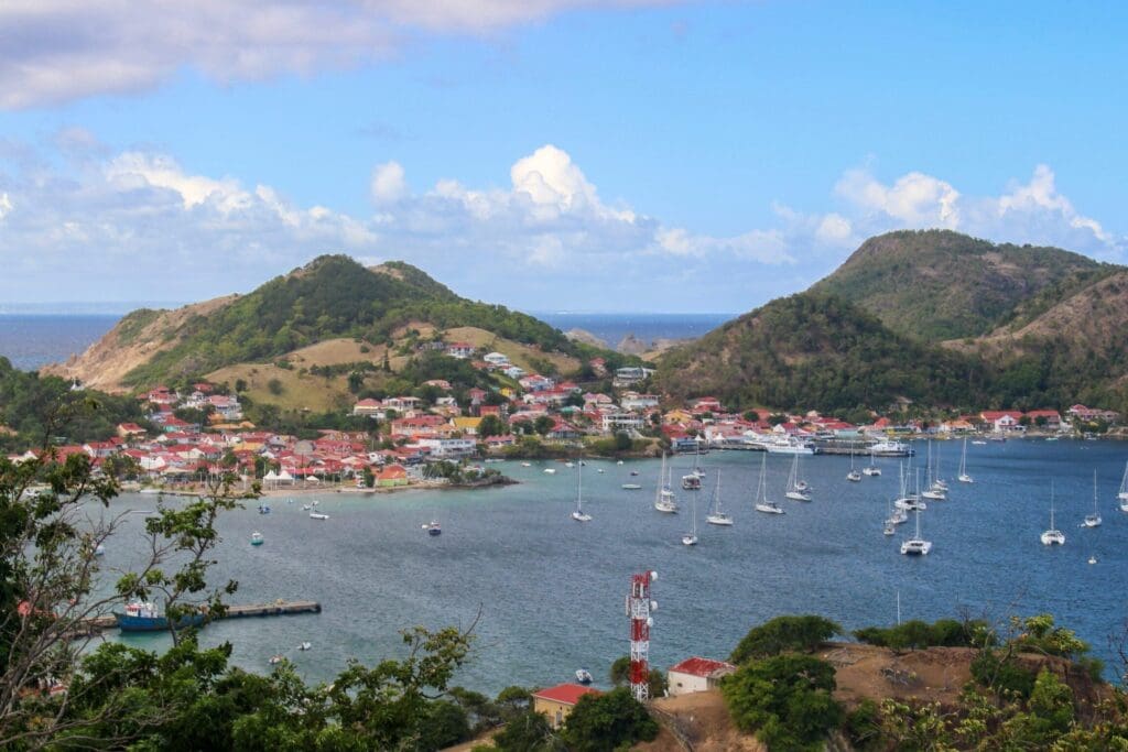 Comment Louer une Voiturette aux Saintes : Guide Pratique pour Explorer l&rsquo;Archipel en Liberté