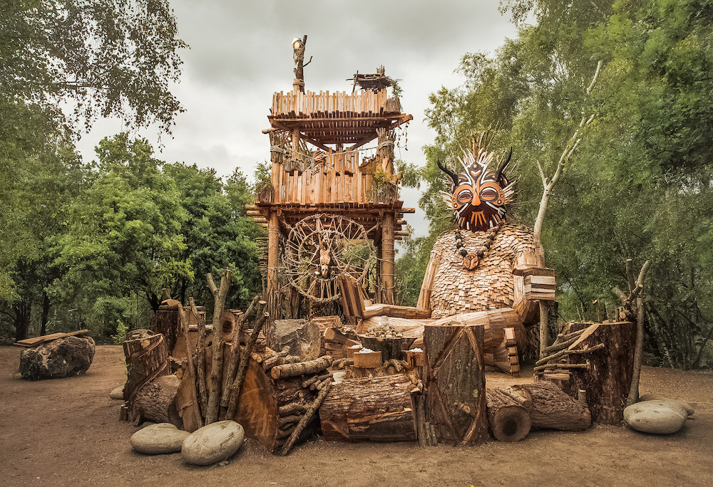 le husky dans la tour d'escalade