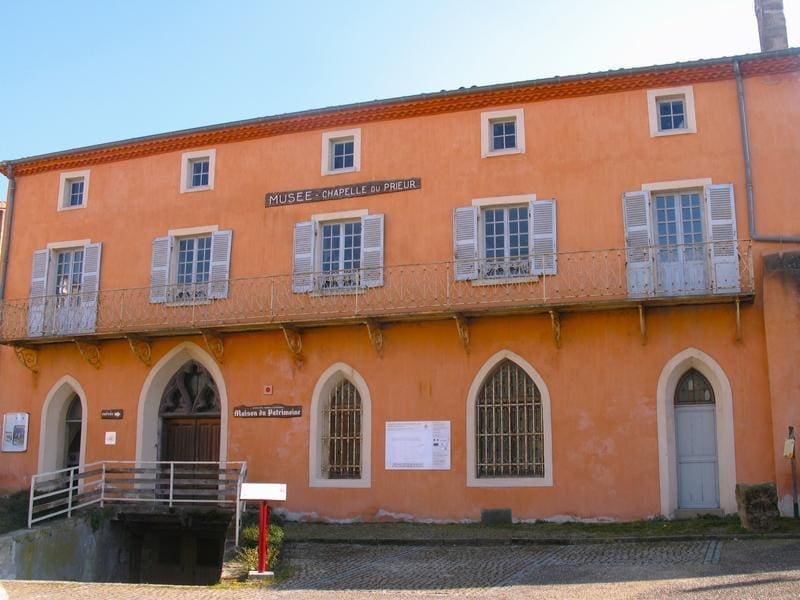 explorez cunlhat, un village riche en patrimoine historique, et découvrez ses trésors culturels et son ambiance authentique.