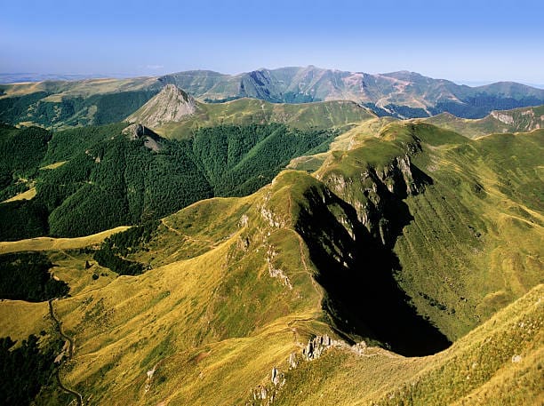 découvrez l'auvergne, région authentique de france, où volcans majestueux, paysages verdoyants et traditions séculaires se rencontrent. explorez ses charmants villages, savourez sa gastronomie riche et laissez-vous séduire par ses activités de plein air. votre aventure au coeur de l'auvergne vous attend !