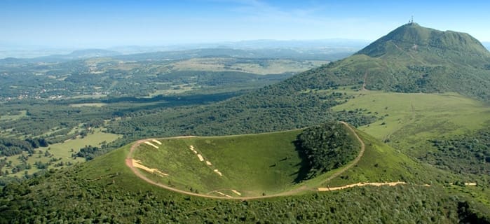 explorez l'auvergne, une région auvergnate riche en paysages volcaniques, traditions culinaires savoureuses et patrimoine culturel. découvrez ses montagnes majestueuses, ses villages pittoresques et ses activités en plein air, pour un séjour inoubliable au cœur de la nature.