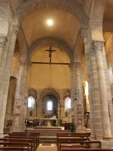 découvrez saint-dier-d'auvergne, un village authentique où histoire, nature et traditions se rencontrent pour une expérience unique en auvergne.