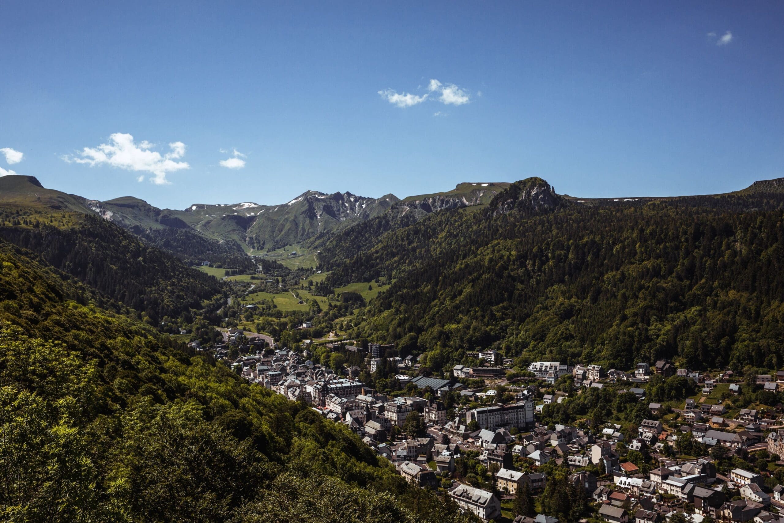 explorez le mont d'or en auvergne, une destination idéale pour les amateurs de nature, de randonnée et de paysages pittoresques.