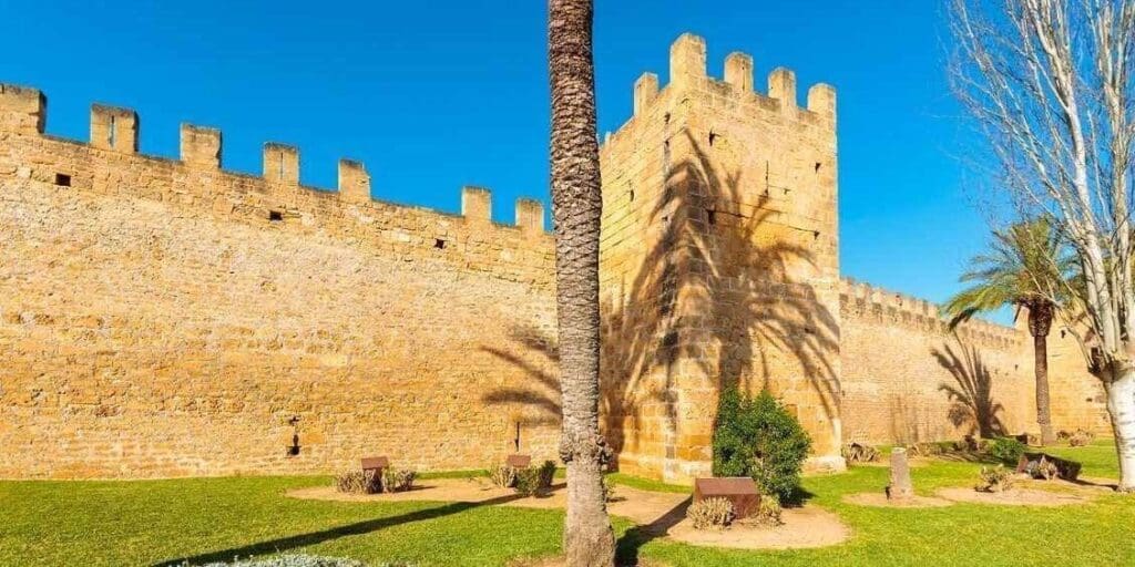 Découvrir Alcudia, le joyau caché de Majorque pour les entrepreneurs et les voyageurs d&rsquo;affaires