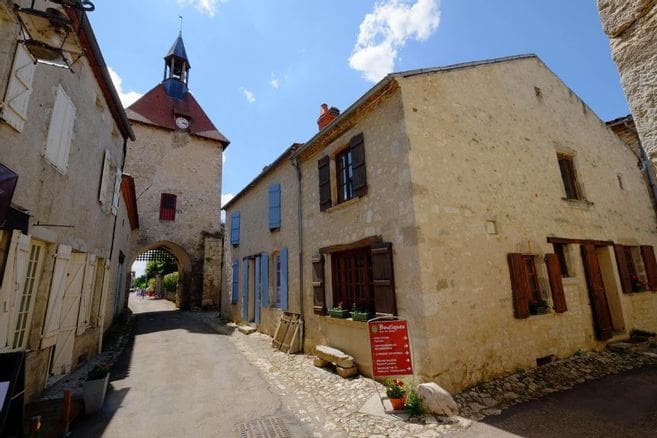 découvrez charroux, un village historique et gastronomique où patrimoine et saveurs authentiques se rencontrent pour une expérience unique.