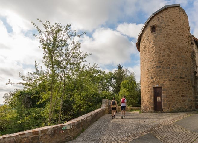 découvrez pontgibaud, joyau d'auvergne 2025 : un village historique aux paysages magnifiques, riche en culture et traditions, idéal pour vos prochaines aventures.