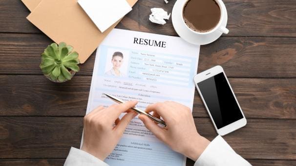 apprenez à déléguer efficacement sans ressentir de culpabilité. découvrez des conseils pratiques pour gagner du temps, renforcer la confiance et améliorer la gestion de votre équipe.