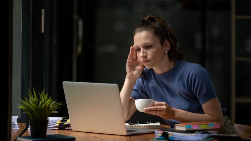 apprenez à détecter le brown-out au travail pour mieux comprendre cette forme de mal-être professionnel et améliorer votre qualité de vie au bureau.