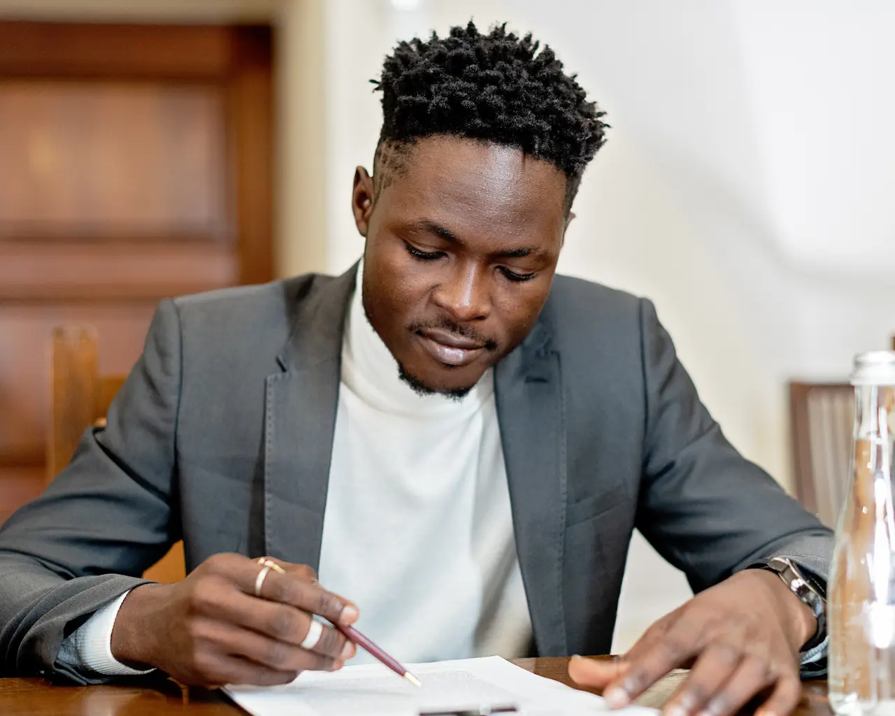 découvrez comment gérer les employés concurrents, prévenir les conflits d’intérêts et protéger la confidentialité au sein de votre entreprise. conseils et bonnes pratiques.