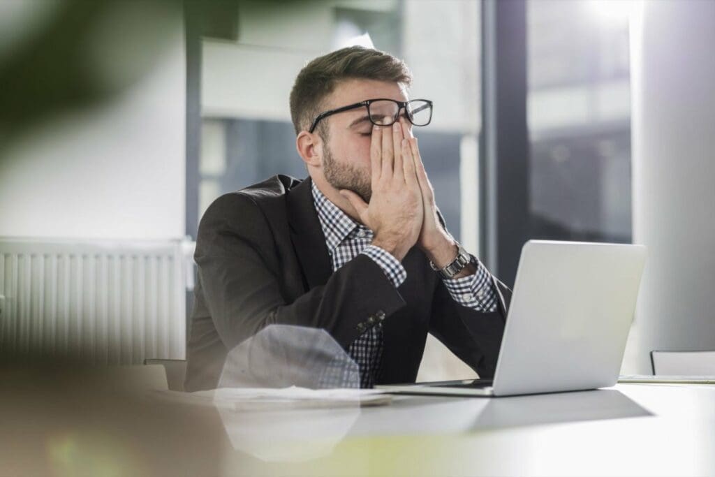 découvrez les erreurs stratégiques courantes que font les entrepreneurs et apprenez à les éviter pour assurer le succès et la pérennité de votre entreprise. des conseils pratiques et des solutions pour optimiser votre stratégie d'affaires.