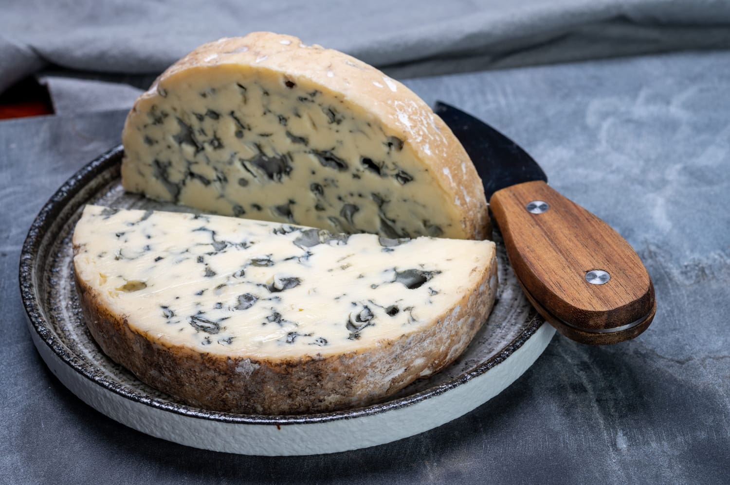 découvrez les délices du fromage d'auvergne, une région emblématique de france réputée pour ses produits laitiers artisanaux. savourez des variétés uniques, riches en saveurs et en traditions, qui reflètent le terroir authentique de cette magnifique région montagneuse.