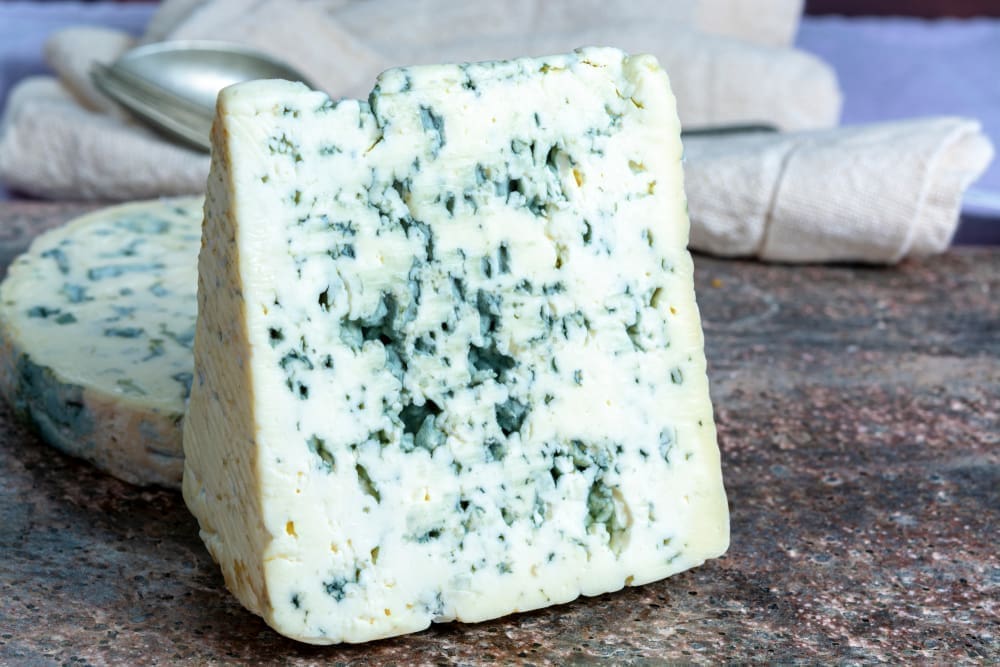 découvrez les fromages emblématiques d'auvergne : saint-nectaire, cantal, bleu d'auvergne et bien d'autres. plongez dans un terroir riche en saveurs et traditions fromagères, au cœur de la france.
