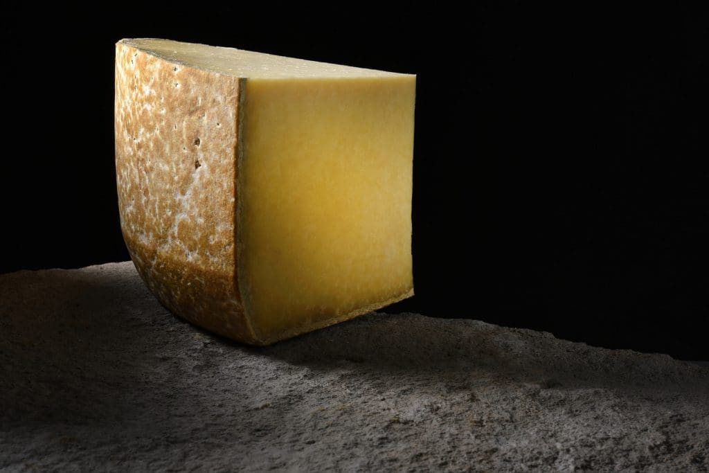 découvrez les fromages d'auvergne, une richesse gastronomique française. savourez des spécialités uniques comme le bleu d'auvergne, le saint-nectaire et la fourme d'ambert, tous produits dans un terroir d'exception. plongez dans l'univers des saveurs authentiques et des traditions fromagères auvergnates.