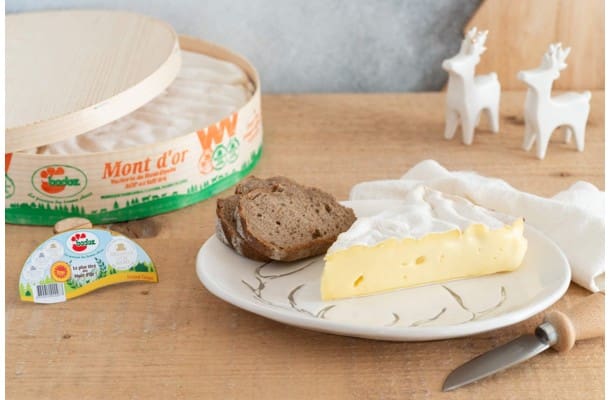 découvrez le mont d'or, un fromage crémeux et onctueux originaire du jura, apprécié pour sa saveur unique et sa texture fondante, idéal à déguster chaud ou froid lors des soirées d’hiver.