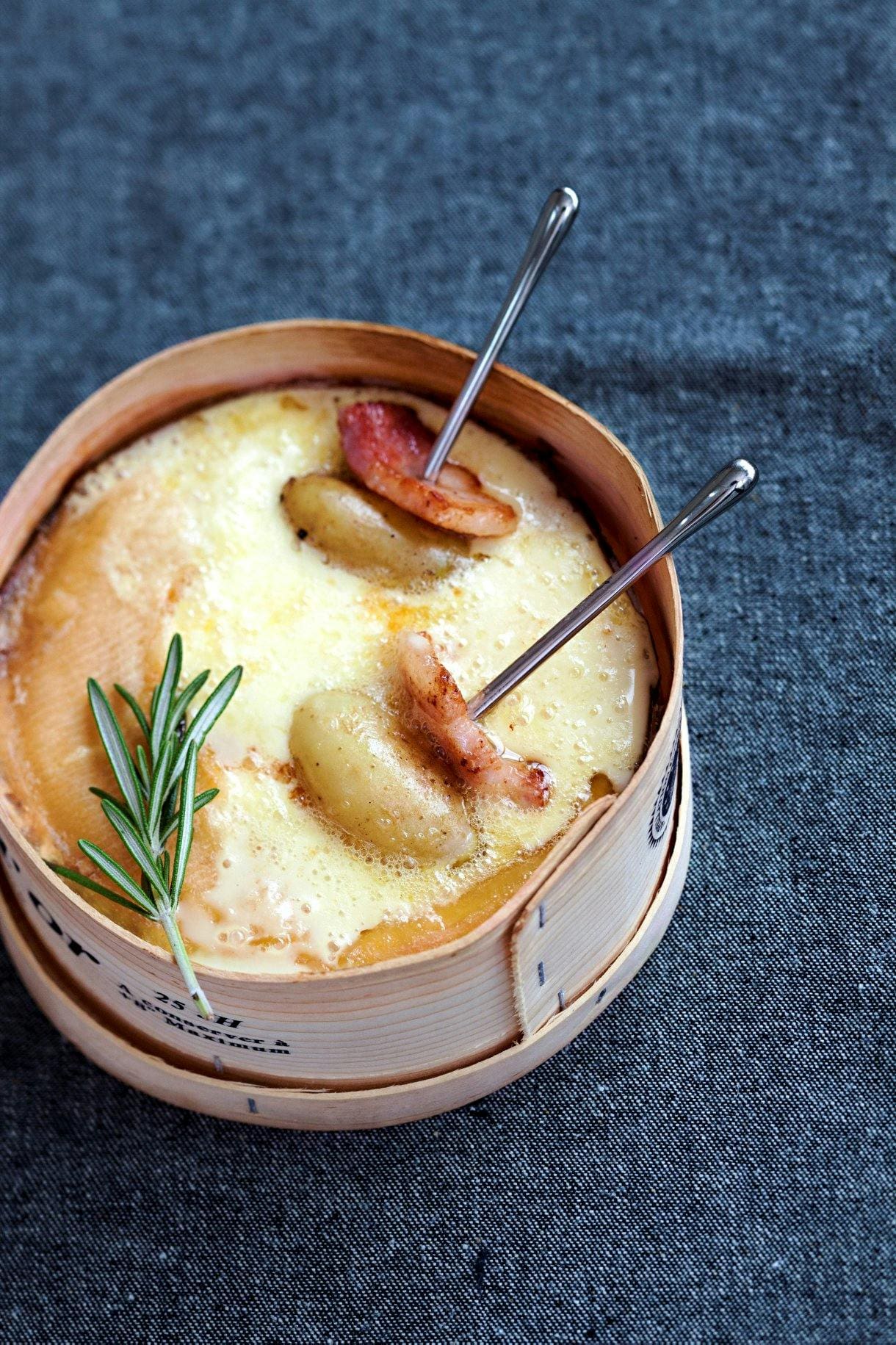 découvrez le mont d'or, un fromage aop au lait cru à la texture fondante et au goût typique. idéal en fondue ou dégusté à la cuillère, savourez ce fromage emblématique des montagnes du jura !