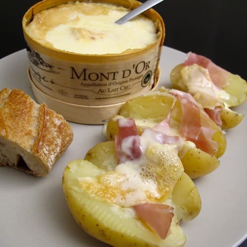 découvrez le mont d'or, un fromage onctueux et savoureux originaire du jura, idéal à déguster chaud ou froid. parfait pour les amateurs de fromages traditionnels et de spécialités artisanales.