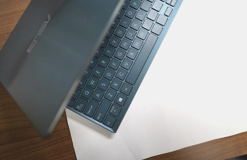 Quelles sont les caractéristiques techniques et la puissance du Chromebook Asus ?