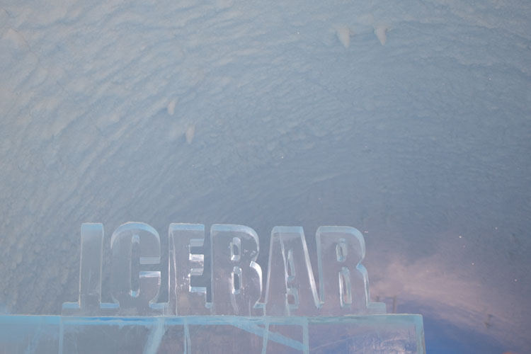 hôtel de glace Jukkasjarvi Ice Bar en lettres de glace