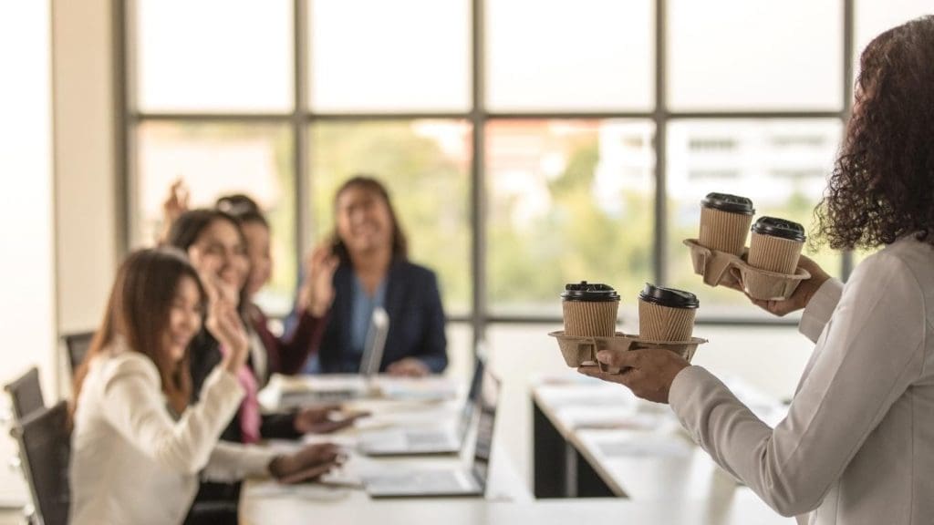 découvrez comment la gentillesse au travail peut être un véritable atout pour renforcer les relations professionnelles ou un danger potentiel pouvant nuire à l'efficacité. analyse et conseils pour trouver le juste équilibre.