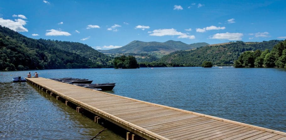 vacances au lac chambon : plages, baignade, randonnĂ©es au cĆur des volcans d'auvergne, activitĂ©s nautiques, nature prĂ©servĂ©e, idĂ©al en famille.