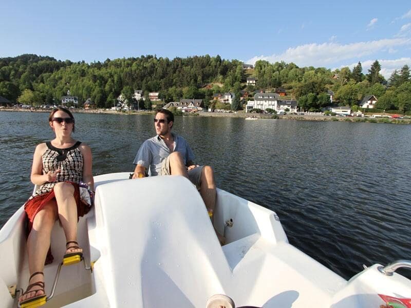 partez en vacances au lac chambon : plage, baignade, randonnĂ©es au cĆur de lâauvergne, activitĂ©s nautiques et hĂ©bergements pour toute la famille.
