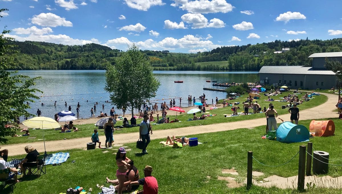 découvrez le lac d'aydat, un écrin de nature situé au cœur de l'auvergne, idéal pour les randonnées, les activités nautiques et les moments de détente en famille. profitez des paysages pittoresques et des loisirs en plein air dans ce coin de paradis.