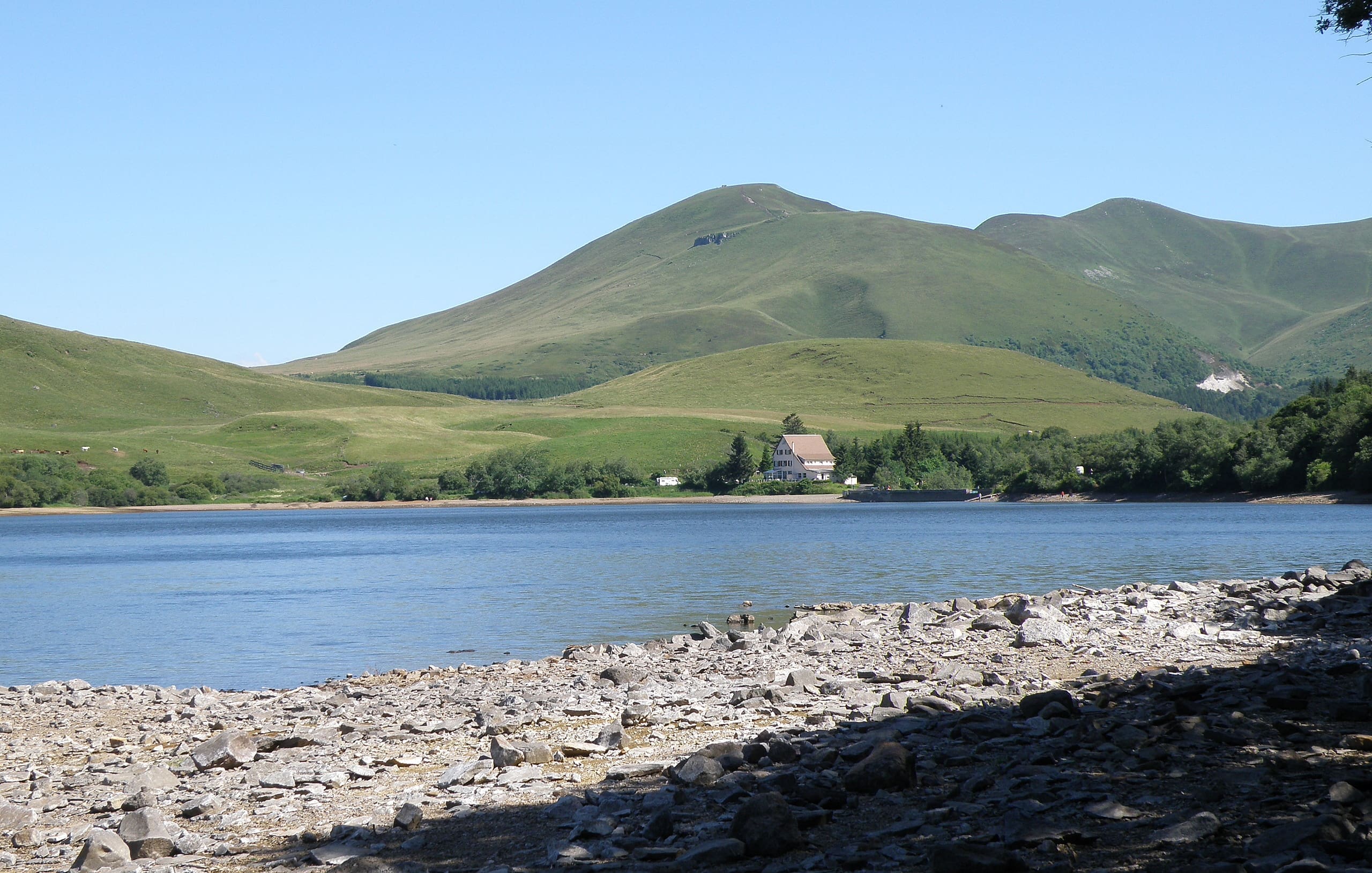 découvrez le lac de guéry, un charmant plan d'eau situé au cœur des montagnes auvergnates. idéal pour les randonnées, la pêche et les pique-niques, ce site naturel enchante par sa beauté pittoresque et offre un cadre paisible pour les amoureux de la nature. explorez ses sentiers, admirez les paysages environnants et profitez d'un moment de détente au bord du lac.