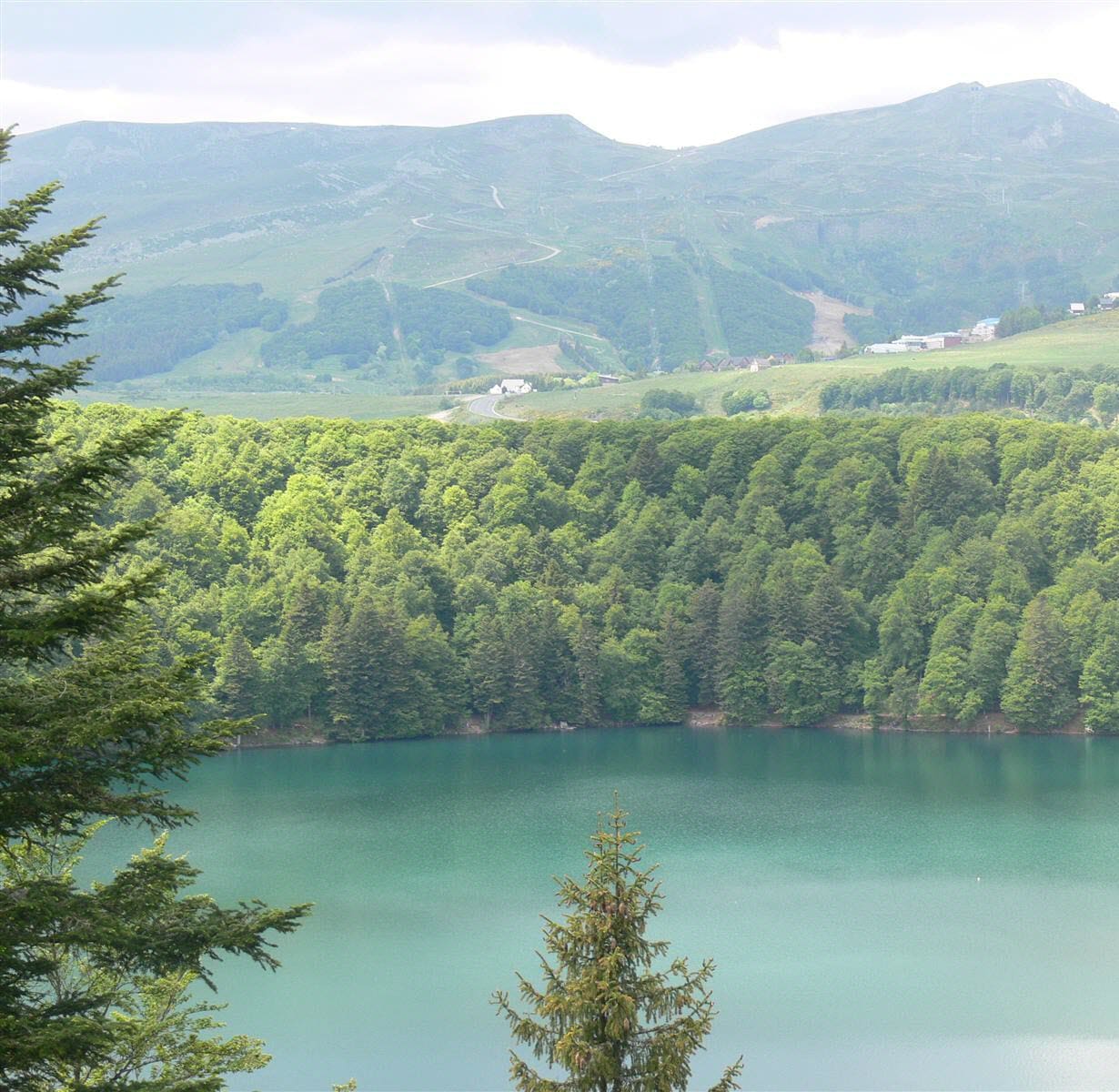 découvrez le lac pavin, joyau naturel de l'auvergne. plongez dans son cadre préservé en 2025, entre paysages volcaniques, randonnées et histoire mystérieuse au cœur du massif central.